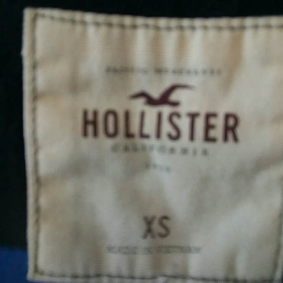 4/20  Hollister top - Picture 2 of 2
